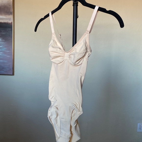 NEW SKIMS SEAMLESS SCULPT BRIEF BODYSUIT SAND NWOB - Picture 2 of 3